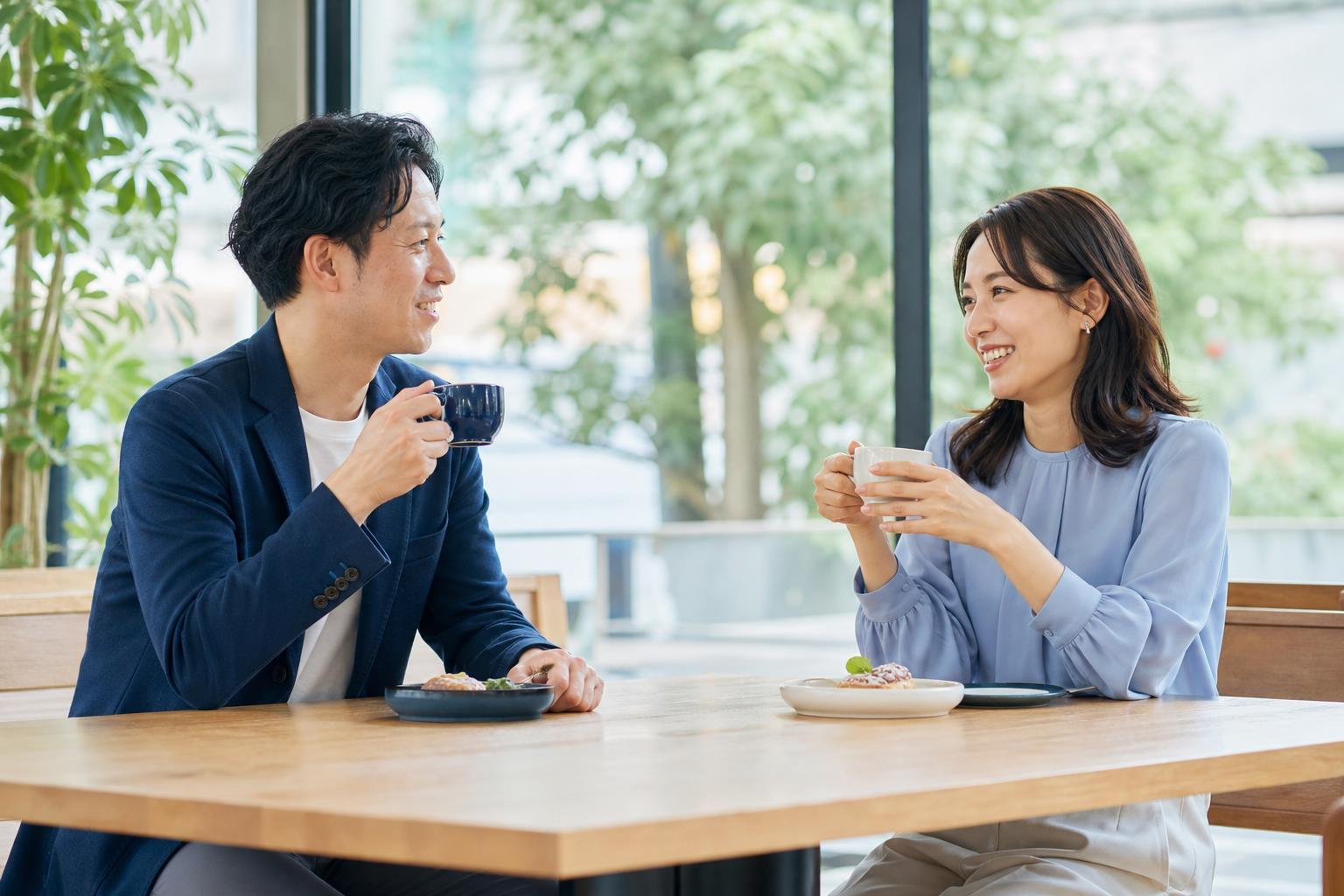 明るいカフェで自然に会話する男女
