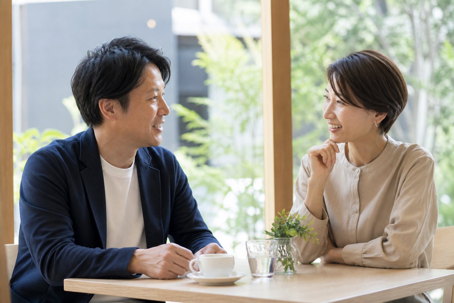 穏やかに会話する40代男女のイメージ